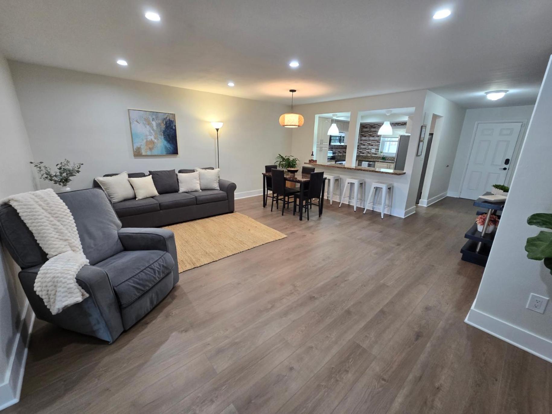 Luxurious & Spacious Townhouse In Prime Location